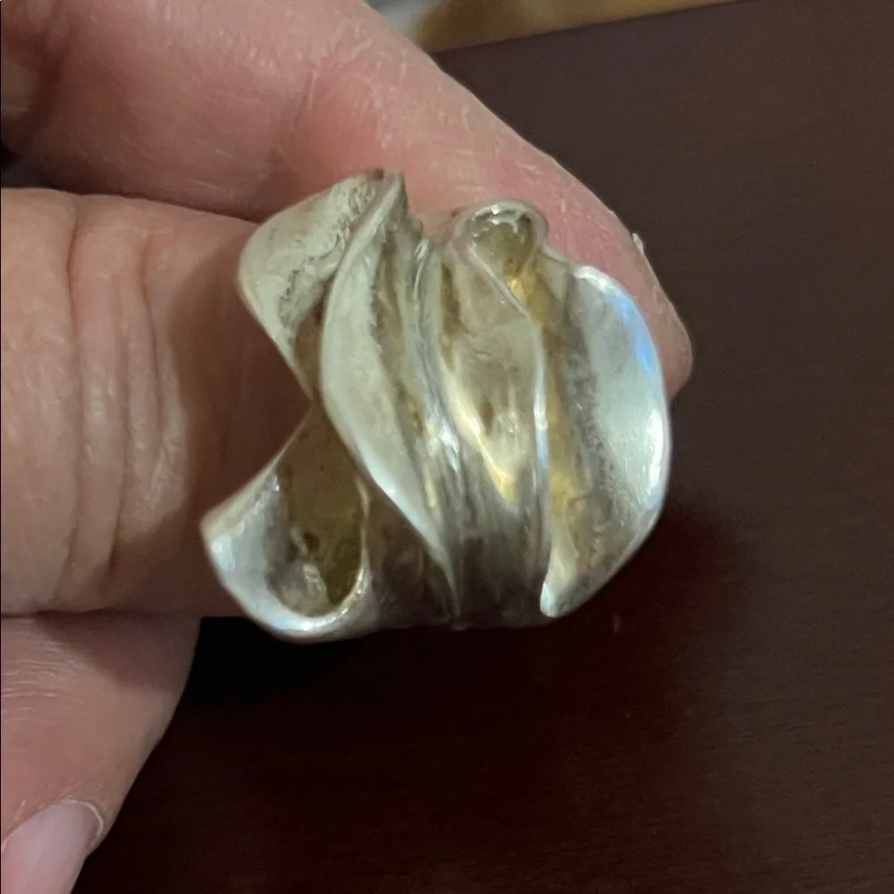 Elegant Silver and Gold Women's Ring - Picture 4 of 4